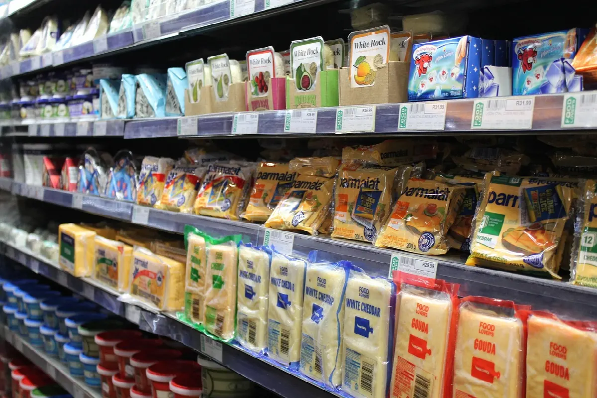 rayonnage de boutique avec produits bien organisés